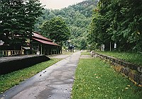 神威古潭トンネルと車両・駅舎の写真