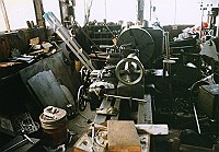 町工場と工作機械群の写真