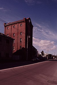 合同酒精株式会社工場旧蒸留棟の写真